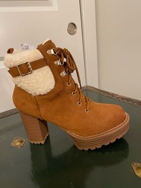 NWT Women’s Tan Suede Lace-Up Shearling Block Heel Boots